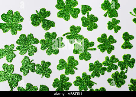 Scintillante verde trifoglio sfondo motivo lay piatto Foto Stock