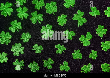 Scintillante verde trifoglio sfondo motivo lay piatto Foto Stock