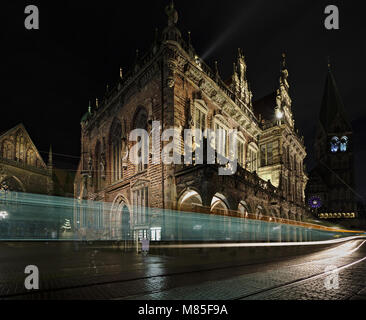 Dallo storico Municipio di Brema, Germania di notte con la Cattedrale di St Paul e la chiesa di Nostra Signora in background e il tram che passa da (lunga exposur Foto Stock