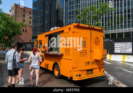 La gente che compra cibo e bevande da un camion di fango un camion mobile di catering in Astor Place , Manhattan , New York City Foto Stock