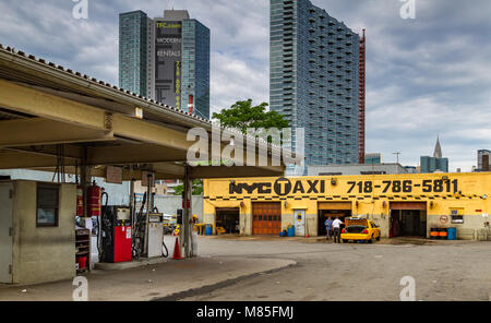 Medaglione giallo taxi Garage e stazione di gas con il Chrysler Building in distanza, Long Island City , Queens , New York Foto Stock