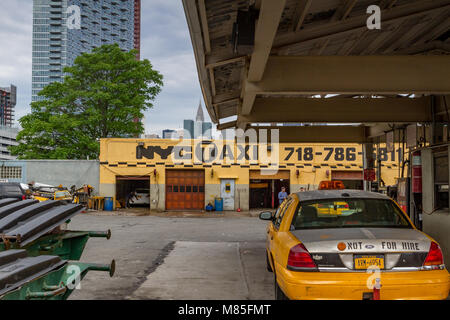 Medaglione giallo taxi parcheggiato in una New York Taxi Garage,con il Chrysler Building in distanza, Long Island City , Queens , New York Foto Stock