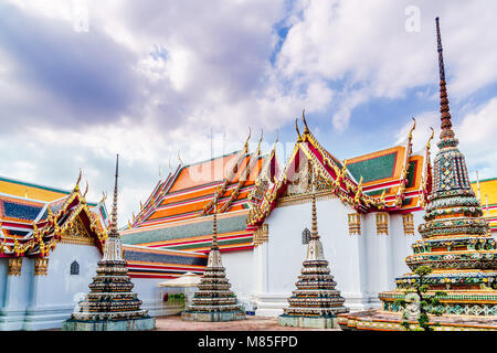 Vista su stupa di Wat Pho a Bangkok - Thailandia Foto Stock