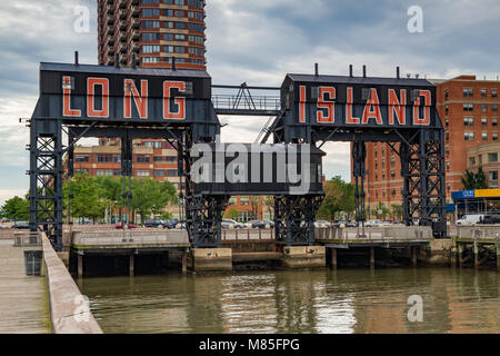 Long Island dipinta su ponti di trasferimento industriali al Gantry Plaza state Park nella città di Long Island nel quartiere di Queens, NewYork Foto Stock