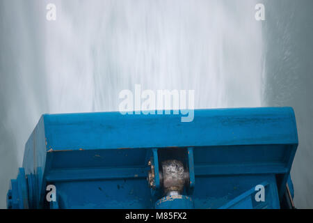 Di acqua ad alta pressione da un getto di acqua/pompa-jet su una velocità elevata traghetto ad alta velocità. Close up. Foto Stock