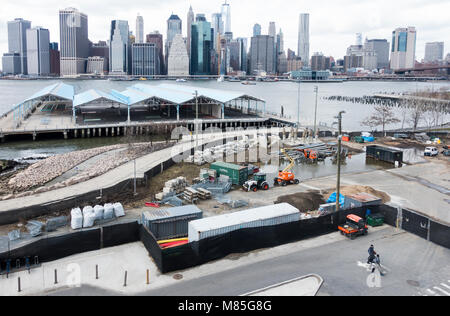 Progetto di costruzione sull'East River come visto Brooklyn Heights Foto Stock