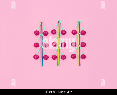 Un assortimento di caramelle colorate su sfondo rosa. Foto Stock