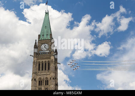 Snowbirds volare dalla Collina del Parlamento sul Canada il giorno a Ottawa Foto Stock