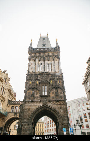 La torre della polvere è anche chiamato la Porta delle Polveri. Si tratta di una torre gotica in Praga, un monumento architettonico del XV secolo. Si trova su R Foto Stock