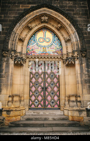 Un bellissimo ed antico porta alla cattedrale cattolica si trova nella città alta denominata Vysehrad a Praga. Ingresso alla Cattedrale Foto Stock