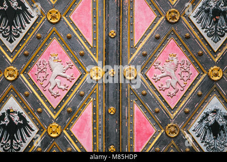 Un bellissimo ed antico porta alla cattedrale cattolica si trova nella città alta denominata Vysehrad a Praga. Ingresso alla Cattedrale Foto Stock