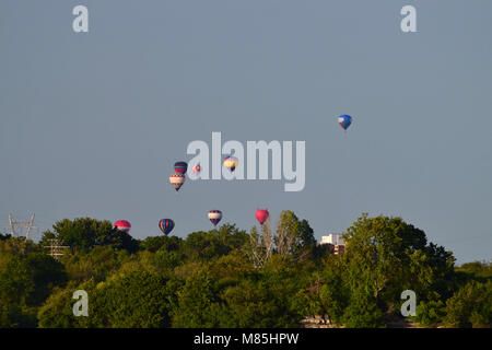 Hot Air baloons oltre il fiume Ottawa, come parte del Festival annuale des mongolfieres in Gatineau Foto Stock