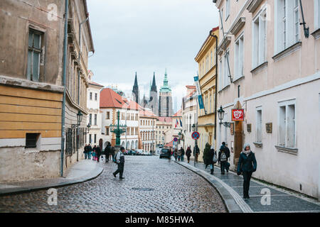 Strade di Praga. I turisti a piedi attraverso i luoghi storici di Praga passando da negozi, caffetterie e luoghi pubblici Foto Stock