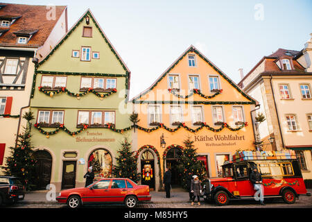 Rothenburg ob der Tauber, Dicembre 30, 2017: decorate in un stile natale auto accanto a un negozio di giocattoli. Kathe G. Wohlfart decorazioni natalizie e toy sho Foto Stock