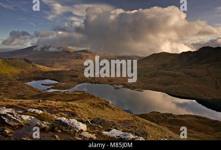 Vista su Llyn Llydaw e Moel Siabod dal Pyg via su Snowdon, Snowdonia, il Galles del Nord Foto Stock