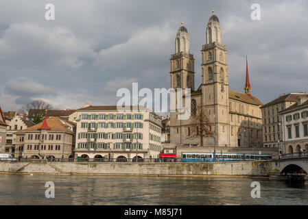 Grossmünster prostestant chiesa sul lago di Zurigo banca a Zurigo, Svizzera Foto Stock