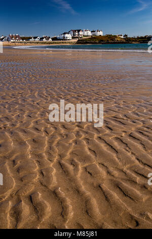 Spiaggia sabbiosa a TREARDDUR BAY, Anglesey, costa del Galles Settentrionale Foto Stock