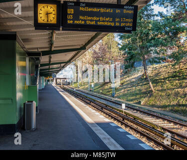 Berlin Zehlendorf. Krumme Lanke U-Bahn metropolitana stazione ferroviaria piattaforma,South West capolinea della linea U3. Foto Stock