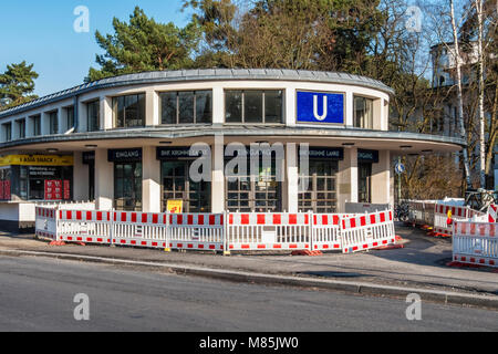 Berlin Zehlendorf. Krumme Lanke U-Bahn metropolitana stazione ferroviaria esterno,South West capolinea della linea U3. La stazione aperta nel 1929 e prende il nome di un Foto Stock