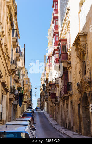 La Valletta, Malta - 6 Marzo 2017: Street View di La Valletta Città Vecchia con le tradizionali case di maltese e balconi di legno. Foto Stock