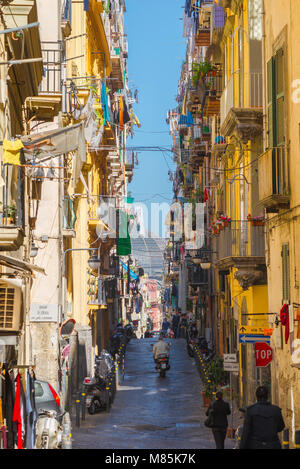 Via Napoli Italia, vista di una strada tipica nel centro storico quartiere spagnolo nel centro di Napoli con la Galleria Umberto in lontananza, Italia Foto Stock