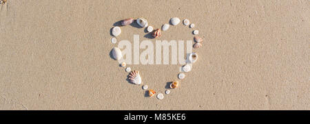 A forma di cuore da gusci si trova su una spiaggia di sabbia su Koh Samui Foto Stock