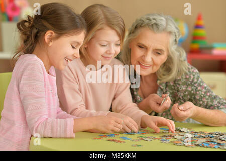 Bambine con la nonna puzzle di raccolta Foto Stock