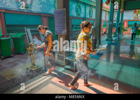 Tempio indù del Vietnam, due donne a compiere un atto di culto in Mariamman tempio indù di Ho Chi Minh City, a Saigon, Vietnam Foto Stock