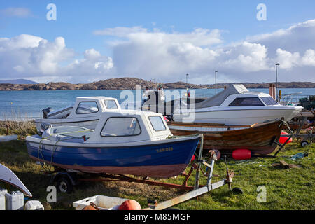 Una soleggiata vista dal Molo guardando ad est attraverso il suono di Iona e St Ronan's Bay verso Fionnphort Mull con barche e gommoni. Iona. Foto Stock