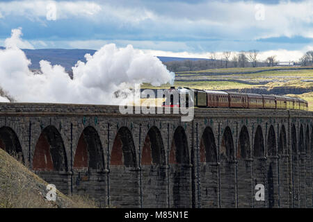 Puffing Steam cloud, iconico locomotore LNER classe A3 60103 Flying Scotsman, viaggia sopra gli archi del viadotto Ribblehead - North Yorkshire, Inghilterra, Regno Unito. Foto Stock