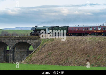 Puffing Steam cloud, iconico locomotore LNER classe A3 60103 Flying Scotsman circa per attraversare il ponte di pietra - Ribblehead, North Yorkshire, Inghilterra, Regno Unito. Foto Stock