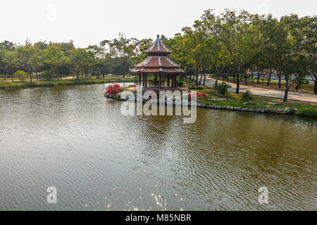Il Pavillion tradizionale su acqua nella città antica, Bangkok Foto Stock