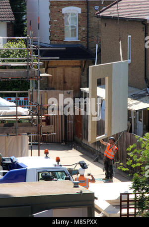 Costruttori di sollevamento strutturale di un pannello coibentato (SIP) Foto Stock