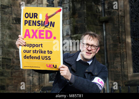 St Andrews, Scotland, Regno Unito 14 marzo 2018 più di 100 docenti universitari supportato da molti studenti hanno preso parte ad un altro giorno di azione industriale al di fuori di St Andrews University per evidenziare la loro persistente controversia sulle pensioni del personale. Questo sciopero, chiamato dall'Università e College di unione (UCU), ha avuto luogo presso le università di tutta la Gran Bretagna alla lotta per la lealtà in futuro i pagamenti pensionistici Credito: Findlay/Alamy Live News Foto Stock