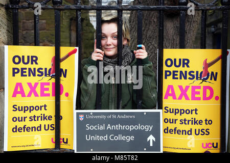 St Andrews, Scotland, Regno Unito 14 marzo 2018 più di 100 docenti universitari supportato da molti studenti hanno preso parte ad un altro giorno di azione industriale al di fuori di St Andrews University per evidenziare la loro persistente controversia sulle pensioni del personale. Questo sciopero, chiamato dall'Università e College di unione (UCU), ha avuto luogo presso le università di tutta la Gran Bretagna alla lotta per la lealtà in futuro i pagamenti pensionistici Credito: Findlay/Alamy Live News Foto Stock