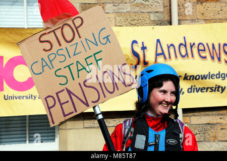 St Andrews, Scotland, Regno Unito 14 marzo 2018 più di 100 docenti universitari supportato da molti studenti hanno preso parte ad un altro giorno di azione industriale al di fuori di St Andrews University per evidenziare la loro persistente controversia sulle pensioni del personale. Questo sciopero, chiamato dall'Università e College di unione (UCU), ha avuto luogo presso le università di tutta la Gran Bretagna alla lotta per la lealtà in futuro i pagamenti pensionistici Credito: Findlay/Alamy Live News Foto Stock