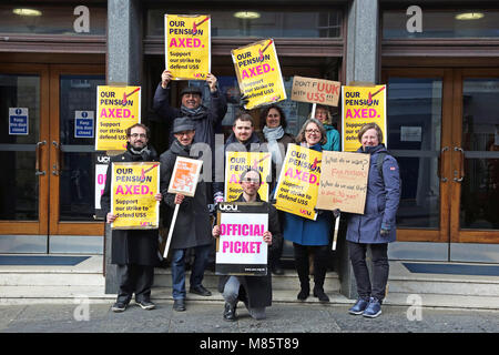 St Andrews, Scotland, Regno Unito 14 marzo 2018 più di 100 docenti universitari supportato da molti studenti hanno preso parte ad un altro giorno di azione industriale al di fuori di St Andrews University per evidenziare la loro persistente controversia sulle pensioni del personale. Questo sciopero, chiamato dall'Università e College di unione (UCU), ha avuto luogo presso le università di tutta la Gran Bretagna alla lotta per la lealtà in futuro i pagamenti pensionistici Credito: Findlay/Alamy Live News Foto Stock