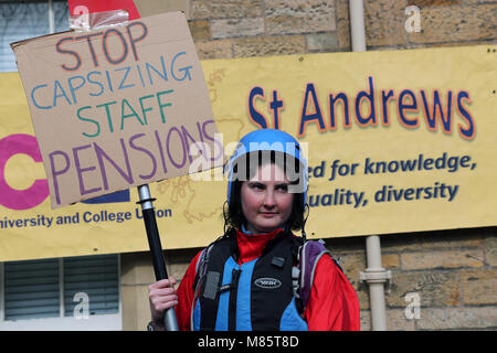 St Andrews, Scotland, Regno Unito 14 marzo 2018 più di 100 docenti universitari supportato da molti studenti hanno preso parte ad un altro giorno di azione industriale al di fuori di St Andrews University per evidenziare la loro persistente controversia sulle pensioni del personale. Questo sciopero, chiamato dall'Università e College di unione (UCU), ha avuto luogo presso le università di tutta la Gran Bretagna alla lotta per la lealtà in futuro i pagamenti pensionistici Credito: Findlay/Alamy Live News Foto Stock