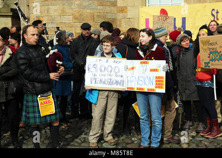 St Andrews, Scotland, Regno Unito 14 marzo 2018 più di 100 docenti universitari supportato da molti studenti hanno preso parte ad un altro giorno di azione industriale al di fuori di St Andrews University per evidenziare la loro persistente controversia sulle pensioni del personale. Questo sciopero, chiamato dall'Università e College di unione (UCU), ha avuto luogo presso le università di tutta la Gran Bretagna alla lotta per la lealtà in futuro i pagamenti pensionistici Credito: Findlay/Alamy Live News Foto Stock