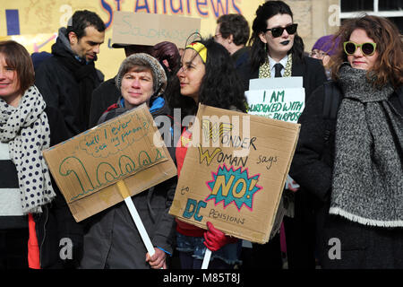 St Andrews, Scotland, Regno Unito 14 marzo 2018 più di 100 docenti universitari supportato da molti studenti hanno preso parte ad un altro giorno di azione industriale al di fuori di St Andrews University per evidenziare la loro persistente controversia sulle pensioni del personale. Questo sciopero, chiamato dall'Università e College di unione (UCU), ha avuto luogo presso le università di tutta la Gran Bretagna alla lotta per la lealtà in futuro i pagamenti pensionistici Credito: Findlay/Alamy Live News Foto Stock