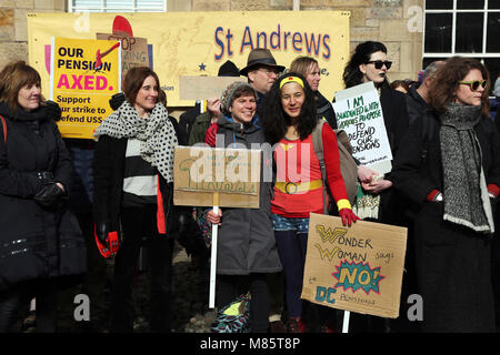 St Andrews, Scotland, Regno Unito 14 marzo 2018 più di 100 docenti universitari supportato da molti studenti hanno preso parte ad un altro giorno di azione industriale al di fuori di St Andrews University per evidenziare la loro persistente controversia sulle pensioni del personale. Questo sciopero, chiamato dall'Università e College di unione (UCU), ha avuto luogo presso le università di tutta la Gran Bretagna alla lotta per la lealtà in futuro i pagamenti pensionistici Credito: Findlay/Alamy Live News Foto Stock