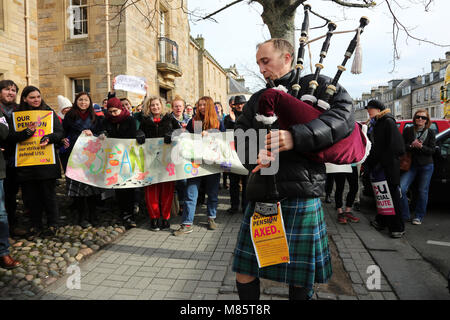 St Andrews, Scotland, Regno Unito 14 marzo 2018 più di 100 docenti universitari supportato da molti studenti hanno preso parte ad un altro giorno di azione industriale al di fuori di St Andrews University per evidenziare la loro persistente controversia sulle pensioni del personale. Questo sciopero, chiamato dall'Università e College di unione (UCU), ha avuto luogo presso le università di tutta la Gran Bretagna alla lotta per la lealtà in futuro i pagamenti pensionistici Credito: Findlay/Alamy Live News Foto Stock