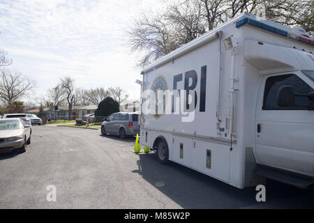 Austin, Texas, il 14 marzo 2018: FBI van sul sito di un'indagine per il terzo pacchetto il bombardamento di lunedì scorso che ferito criticamente una donna anziana in oriente Austin. Due sono stati uccisi in precedenza dal pacchetto bombe a sinistra da un aggressore sconosciuto. Credito: Bob Daemmrich/Alamy Live News Foto Stock