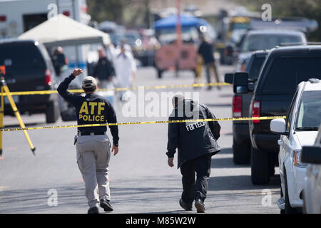 Austin, Texas, il 14 marzo 2018: FBI e agenti ATF continuerà ad indagare il terzo pacchetto il bombardamento di lunedì scorso che ferito criticamente una donna anziana in oriente Austin. Due sono stati uccisi in precedenza dal pacchetto bombe a sinistra da un aggressore sconosciuto. Credito: Bob Daemmrich/Alamy Live News Foto Stock