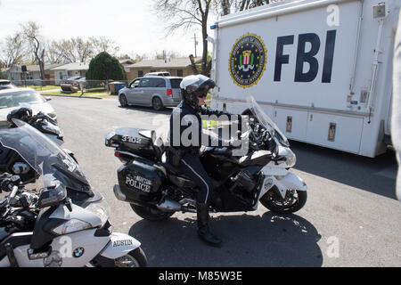 Austin, Texas, il 14 marzo 2018: Austin motociclo copia consente a quartiere sicuro come FBI e agenti ATF continuerà ad indagare il terzo pacchetto il bombardamento di lunedì scorso che ferito criticamente una donna anziana in oriente Austin. Due sono stati uccisi in precedenza dal pacchetto bombe a sinistra da un aggressore sconosciuto. Credito: Bob Daemmrich/Alamy Live News Foto Stock