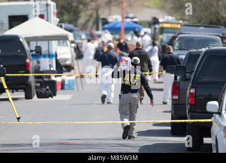 Austin, Texas, il 14 marzo 2018: FBI e agenti ATF continuerà ad indagare il terzo pacchetto il bombardamento di lunedì scorso che ferito criticamente una donna anziana in oriente Austin. Due sono stati uccisi in precedenza dal pacchetto bombe a sinistra da un aggressore sconosciuto. Credito: Bob Daemmrich/Alamy Live News Foto Stock