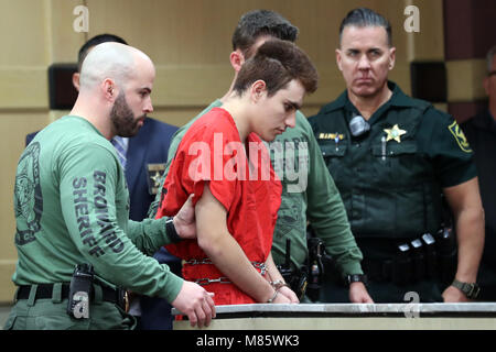 Ft. Lauderdale, FL, Stati Uniti d'America. Xiv Mar, 2018. Nikolas Cruz è scortato in aula per il suo arraignment al Broward County Courthouse in Fort Lauderdale su Mercoledì, 14 marzo, 2018. Cruz è accusato di aprire il fuoco a Marjory Stoneman Douglas High School nel parco sul Feb. 14, uccidendo 17 studenti e adulti. Amy Beth Bennett, South Florida Sun Sentinel, piscina Credito: Sun-Sentinel/ZUMA filo/Alamy Live News Foto Stock