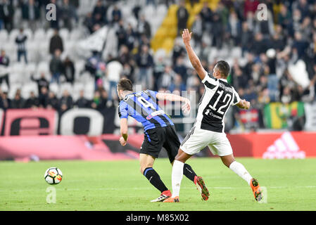 Torino, Italia. 14 marzo, 2018. Alex Sandro (Juventus FC),Bryan Cristante (Atalanta B.C.), durante la serie di una partita di calcio tra Juventus e Atalanta BC presso lo stadio Allianz il 14 marzo 2018 a Torino, Italia. Credito: Antonio Polia/Alamy Live News Foto Stock