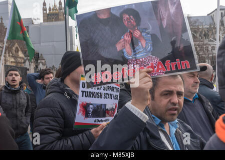 Londra, Regno Unito. Il 14 marzo 2018. Curdi continuano la loro protesta in piazza del Parlamento dopo che la polizia li ha convinti ad arrestare bloccando la strada. Essi desiderano ottenere il Regno Unito e gli altri paesi occidentali a intervenire per fermare l'invasione turca di Afrin, una zona curda di Siria sul confine turco. Le forze turche, assistita da aria russa di supporto e il libero esercito siriano che include molti ex ISIS e di al-Qaeda Fighters stanno tentando di eliminare la popolazione curda nella zona, affermando che essi sono tutti i terroristi. Le forze curde ha svolto il ruolo principale nella sconfitta di ISIS che è stato supportato da Foto Stock