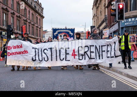 Bristol, Regno Unito, 14 marzo, 2018. La popolazione locale portando cartelli recanti la foto di uno di coloro che sono morti nella tragedia sono illustrati in quanto essi prendono parte in una marcia silenziosa per la torre Grenfell le vittime degli incendi. Il marzo organizzata da Bristol4Grenfell e sostenuto dalla giustizia per Grenfell campagna e Bristol assemblea popolare si è tenuto a consentire alle persone di manifestare la loro solidarietà con i residenti di Londra Grenfell station wagon, la cui lotta per la giustizia continua da più di otto mesi dopo l'incendio che ha ucciso 71 persone. Credito: lynchpics/Alamy Live News Foto Stock